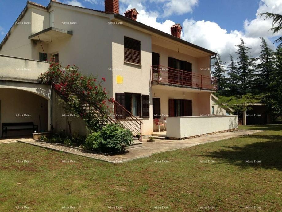 Na prodaj je hiša z veliko dvorišče, 5 km od Poreča. 1