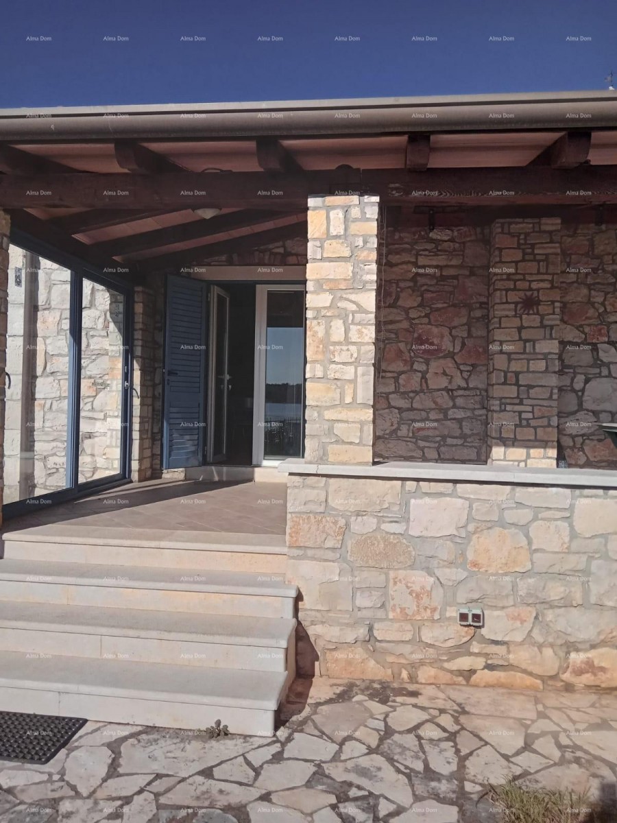 Proximity to the city of Umag. Duplex house for sale, 123.65 m² right on the seafront, 10 meters from the sea. 20