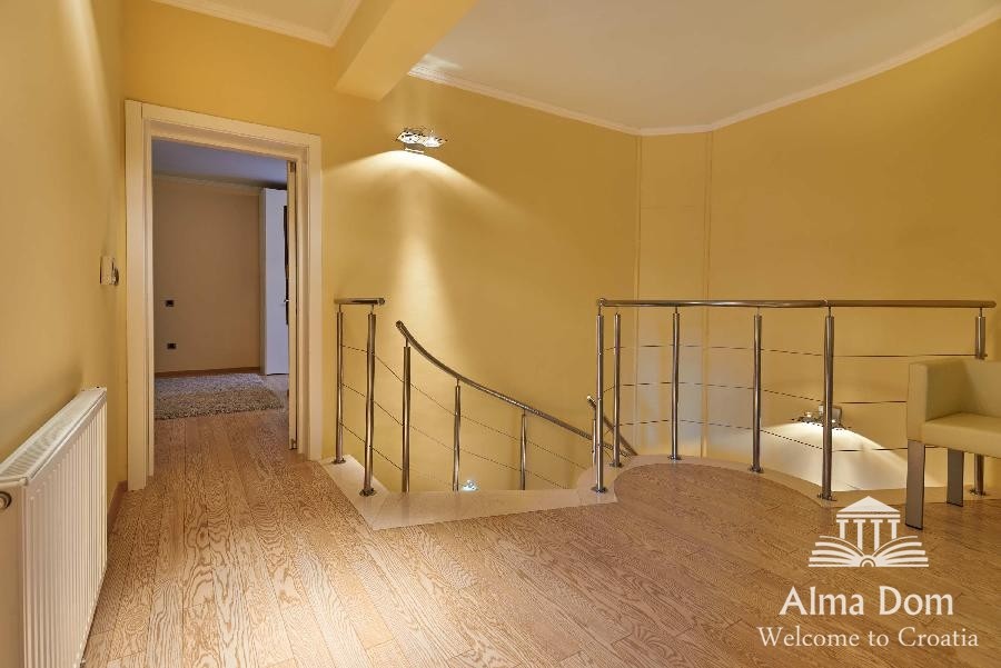 Первая линия - Элитная вилла с бассейном и гаражом в уникальном месте! 15