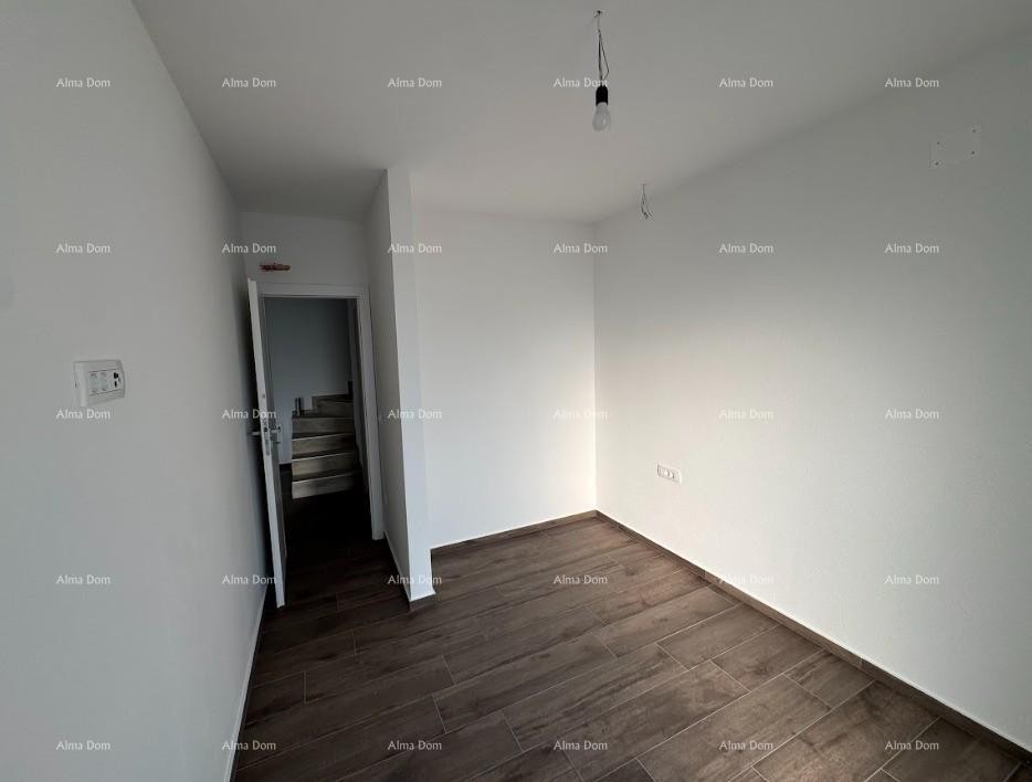 Luksuzni dvoetažni stan s pogledom na more i prostranom terasom u Zambratiji 11