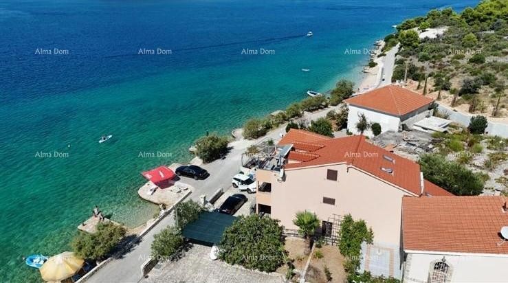 Prodaja - Prvi red do morja! Moderna, prostorna hiša s 4 ločenimi stanovanji, garažo in pomolom, Rogoznica. 5