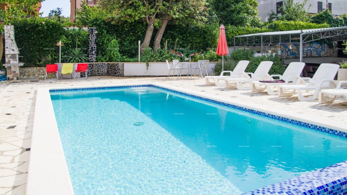 На продажу: Апартаментный дом с бассейном и видом на море – Банёле! 10