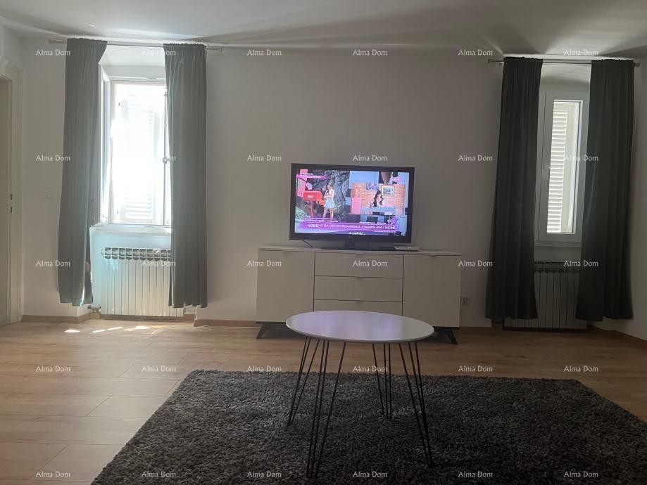 Продается двухкомнатная квартира в центре Ровиня 4