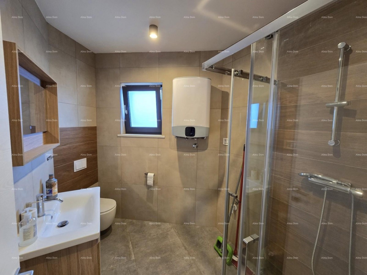 Spazioso appartamento con 6 camere a Pola, vicino al centro e al mare, con moderni comfort e sicurezza. 3