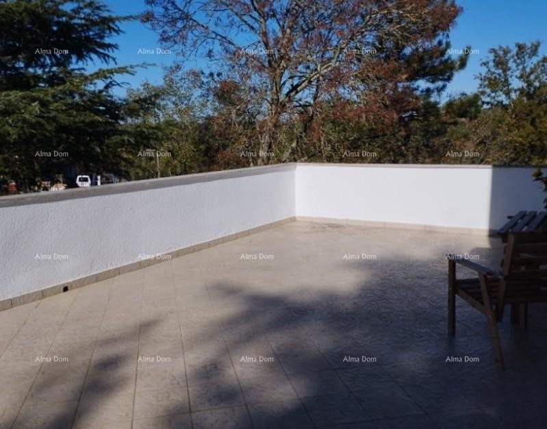 For sale: house with a large yard, 5 km from Poreč. 11
