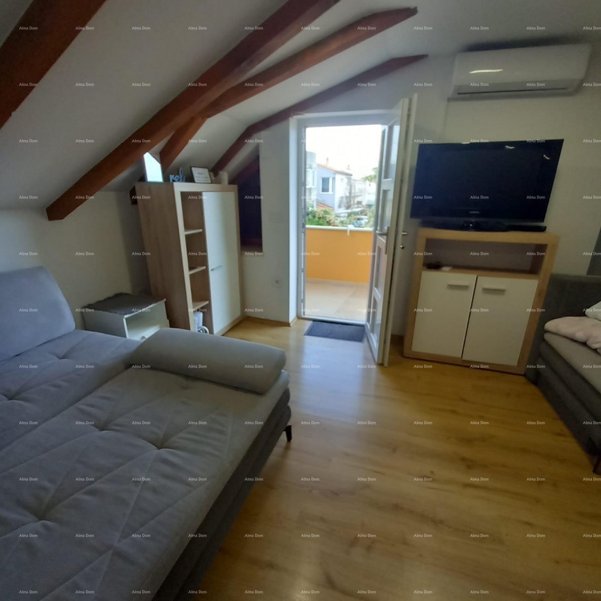 Prodaje se kuća sa 3 apartmana i dvorištem, blizu Pule. Pješčana uvala. 23