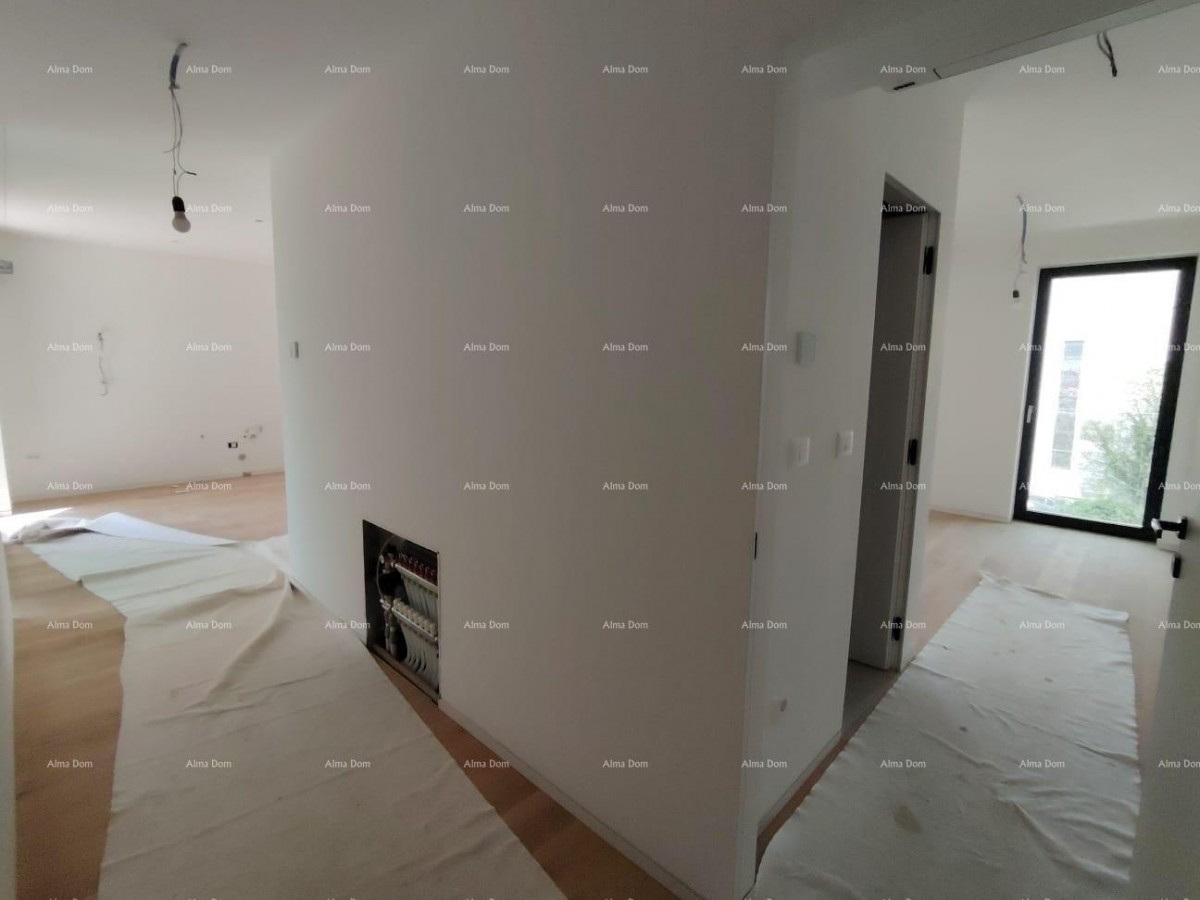 Prodaja stanov v stanovansko-poslovni stavbi s pogledom na morje, center Umaga! / S9a 7