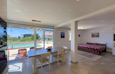 Vendiamo un appartamento al piano terra con piscina privata. Medolino