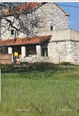 For sale: old stone house with land in Barban, ideal for a vacation home. 1