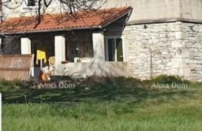 For sale: old stone house with land in Barban, ideal for a vacation home.