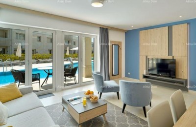 Umag – seaside apartment in a complex with a pool