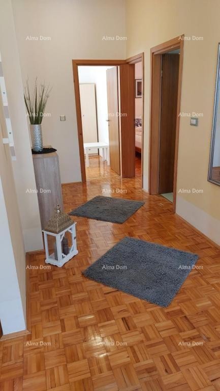 Hiša s čudovitim pogledom na gore, terasa, vrt, žar in zasebno parkirišče. 10