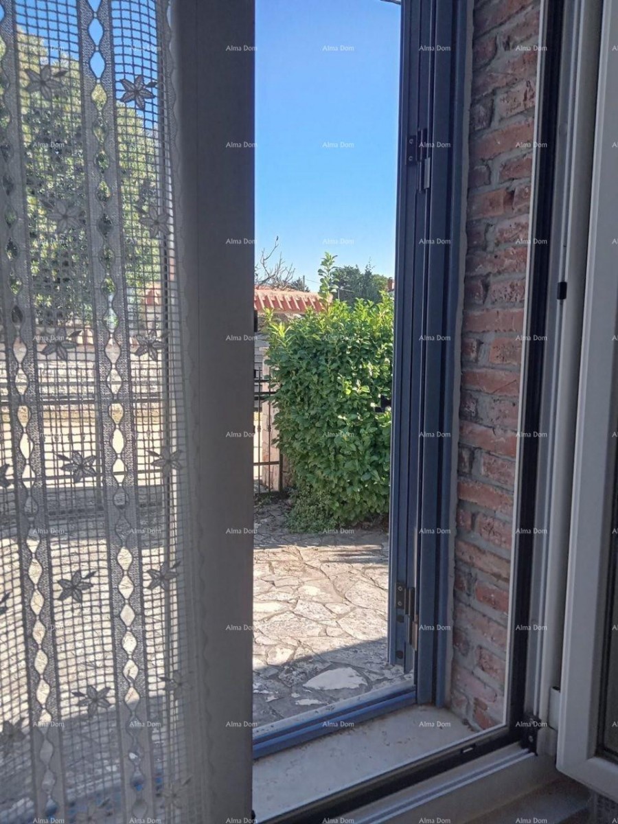 Proximity to the city of Umag. Duplex house for sale, 123.65 m² right on the seafront, 10 meters from the sea. 14