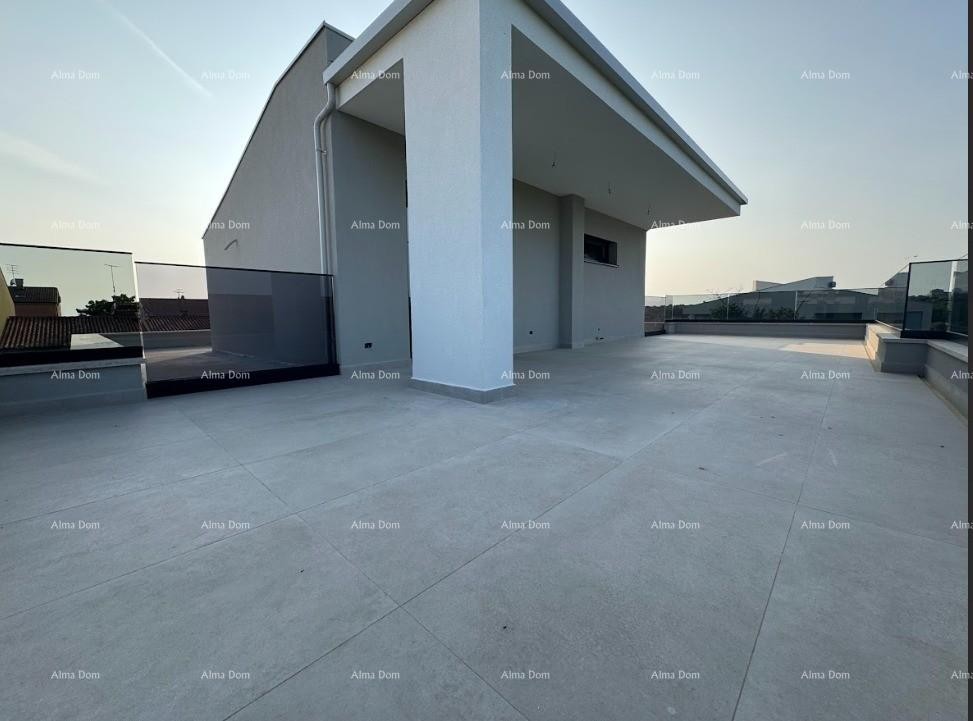 Luksuzni dvoetažni stan s pogledom na more i prostranom terasom u Zambratiji 2