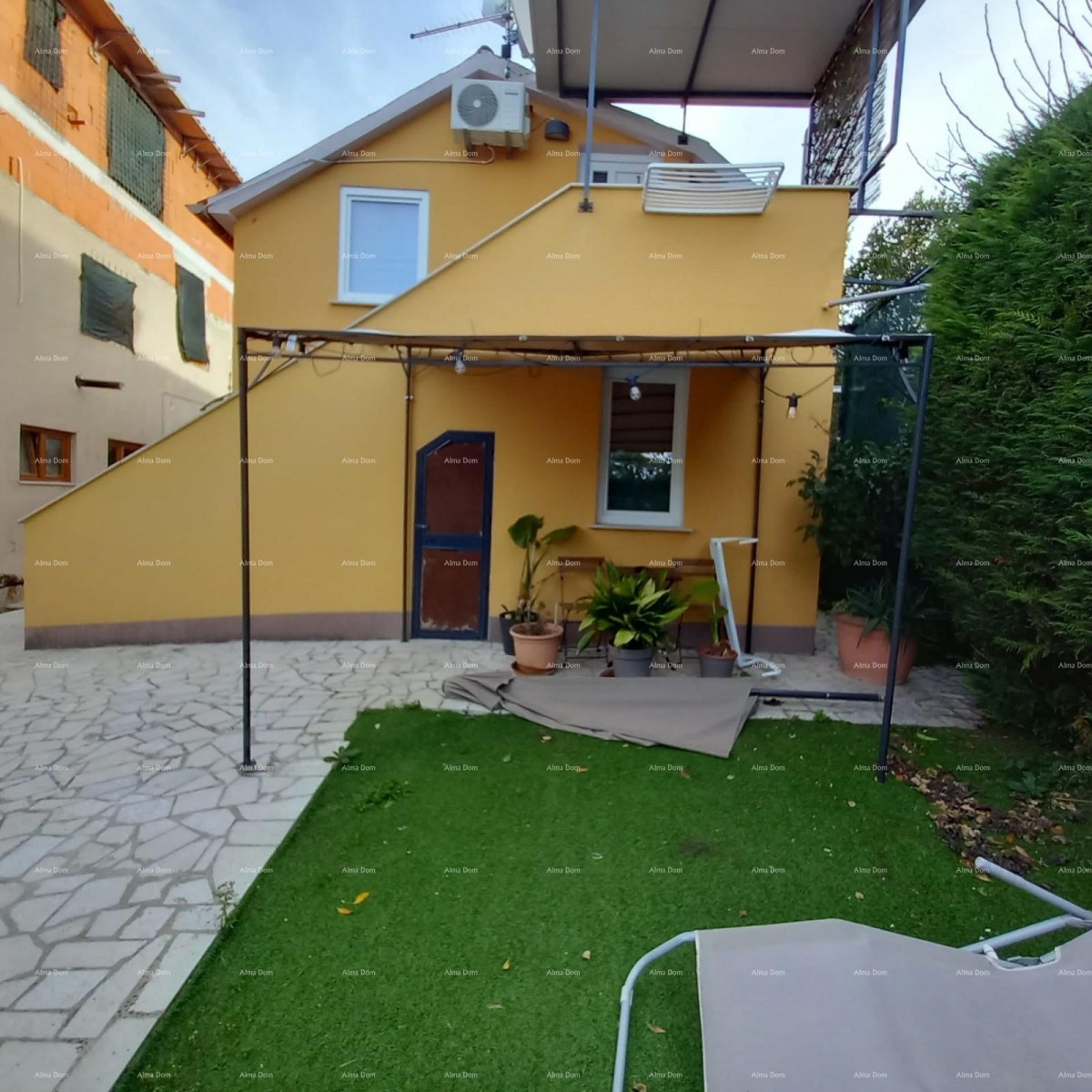 Prodaje se kuća sa 3 apartmana i dvorištem, blizu Pule. Pješčana uvala. 2