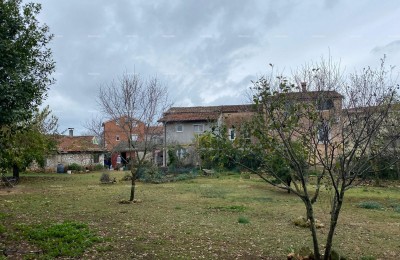 A house for sale with additional building and land, Pula!
