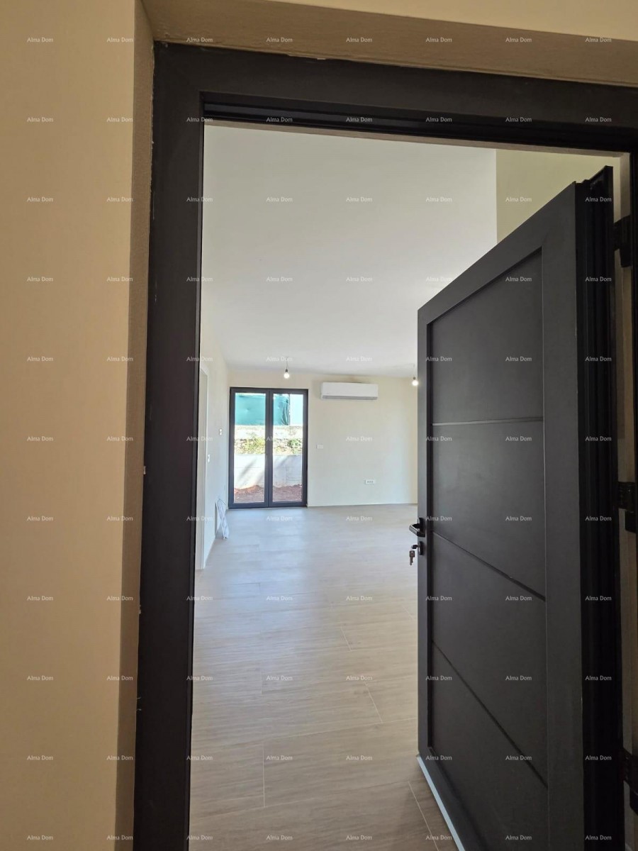 Dvosoban stan z velikim vrtom 100 metrov do obale. 26