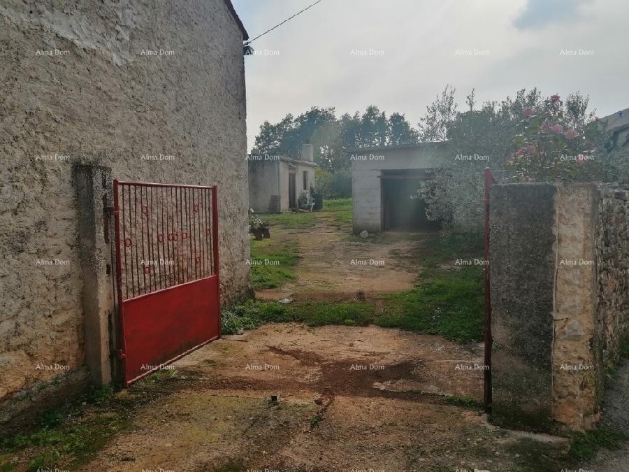 Građevinski teren sa 3 manja legalizirana objekta. Vareški. 3