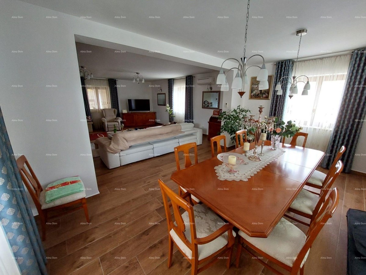 Современный дом с двумя апартаментами, крытым бассейном и большим двором. 18