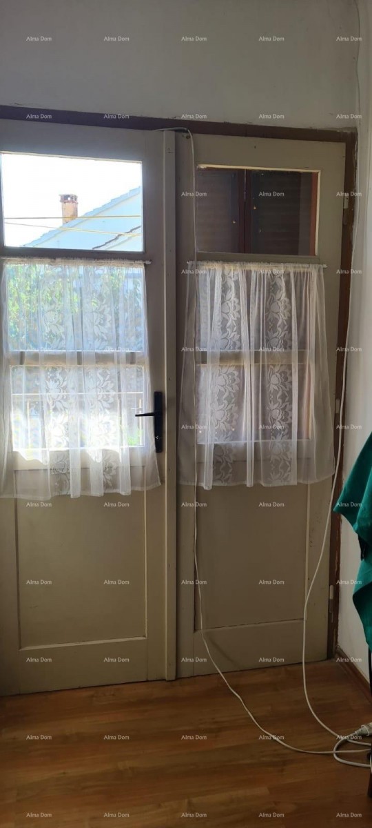 A detached house for renovation in the center of Rovinj is for sale 14