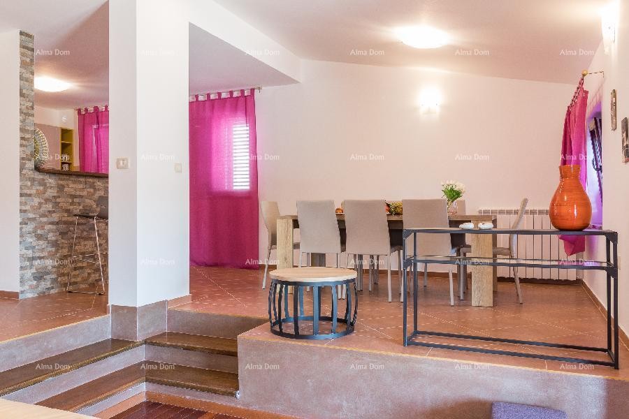 Valdebek. Detached house with a pool and jacuzzi! Close to the center of the city of Pula. 10