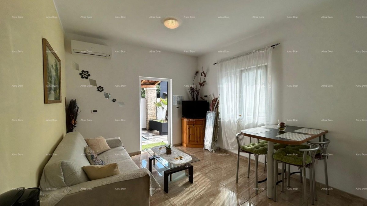 Pula Veli vrh. We are selling a house with multiple apartments and a swimming pool. 41