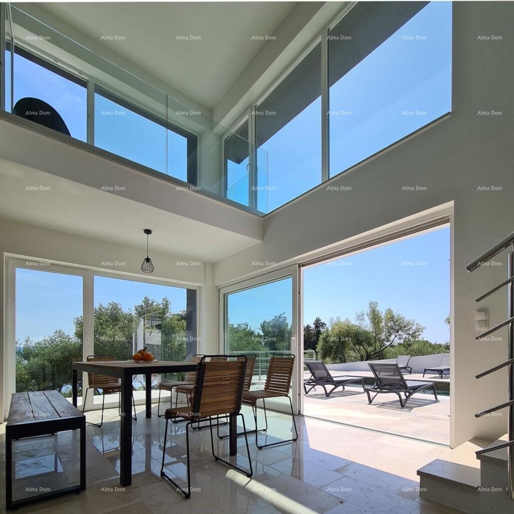 Moderna villa con piscina riscaldata e vista mare 1