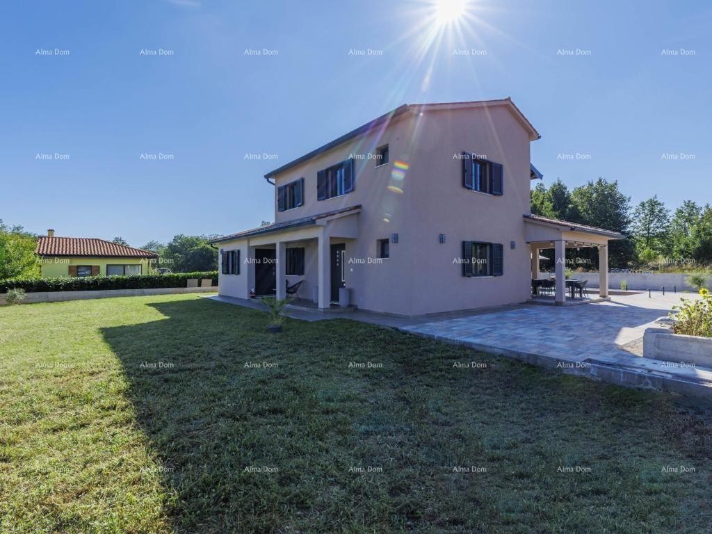 For sale: Luxury villa with a pool in a green oasis near Labin. 33