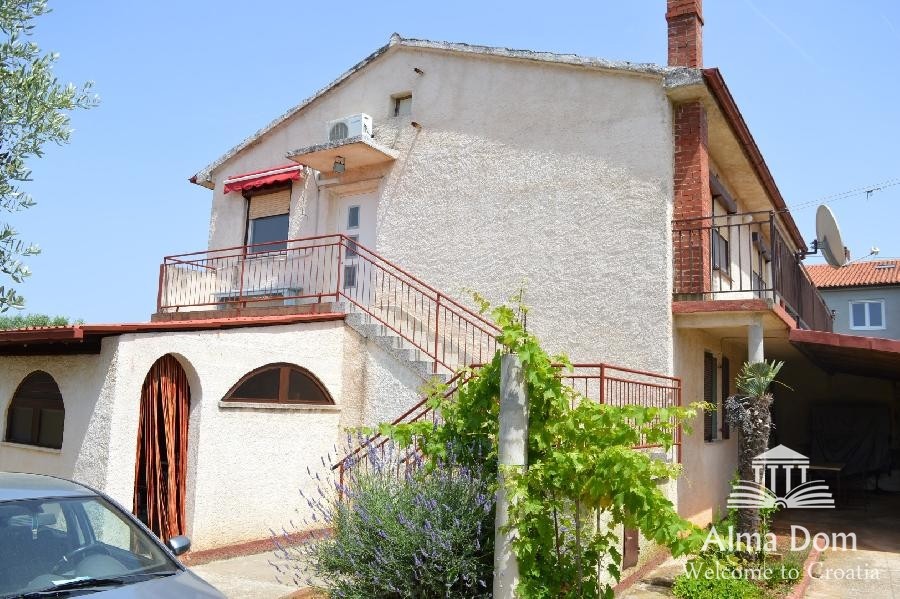 Дом с двумя квартирами и таверной с большим садом. 1