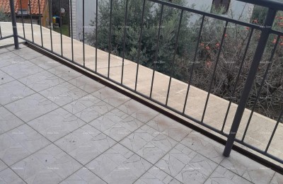 Vendita – Primo Piano di una Casa con Giardino e Parcheggio