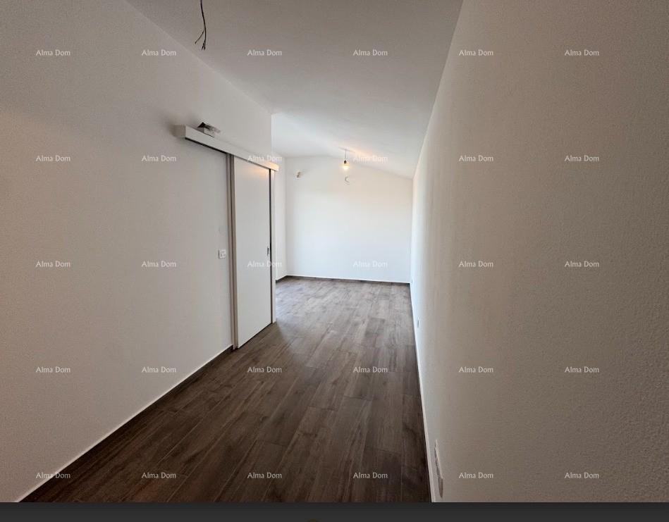 Luksuzni dvoetažni stan s pogledom na more i prostranom terasom u Zambratiji 13