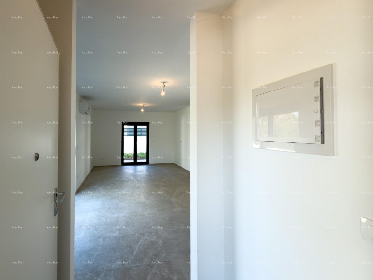 Prizemlje sa velikim vrtom! 2