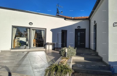 Самостоятельный одноэтажный дом с бассейном!