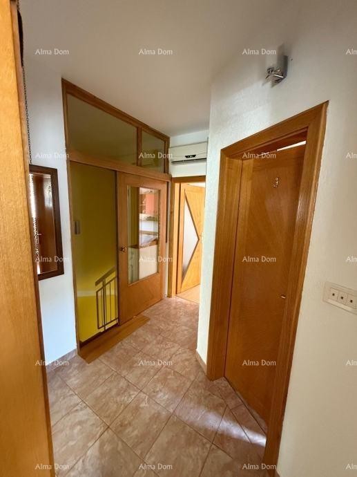 In vendita una casa bifamiliare a Poreč, a 2 km dal mare. 14