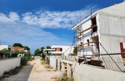 Fažana! Casa bifamiliare con garage in prossimità del mare e delle spiagge!