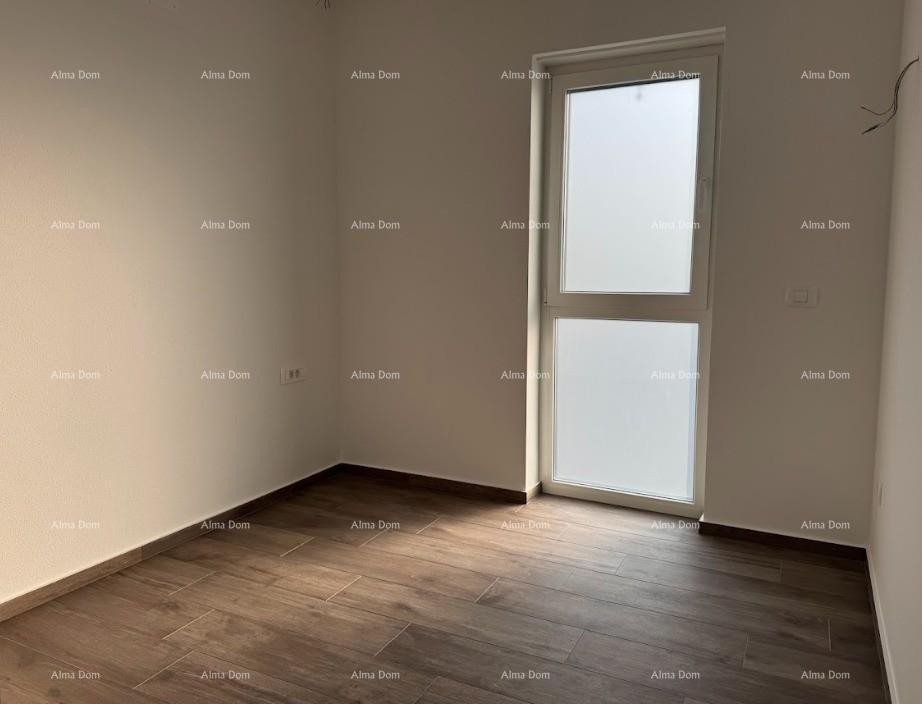 Luksuzni dvoetažni stan s pogledom na more i prostranom terasom u Zambratiji 10