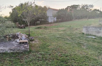 Građevinsko zemljište s pogledom na more i postojećim objektima  Barban