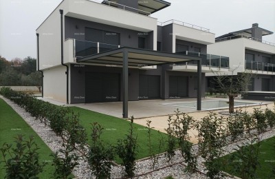 Moderna počitniška vila v zaprtem kompleksu z vilami na morski obali.