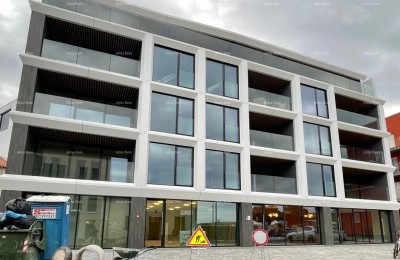 Sale of apartments in a residential-commercial building with a sea view, center of Umag! / S9a