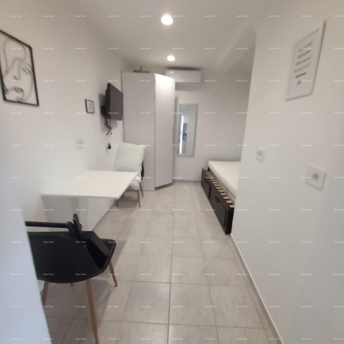 Prodaje se kuća sa 3 apartmana i dvorištem, blizu Pule. Pješčana uvala. 14