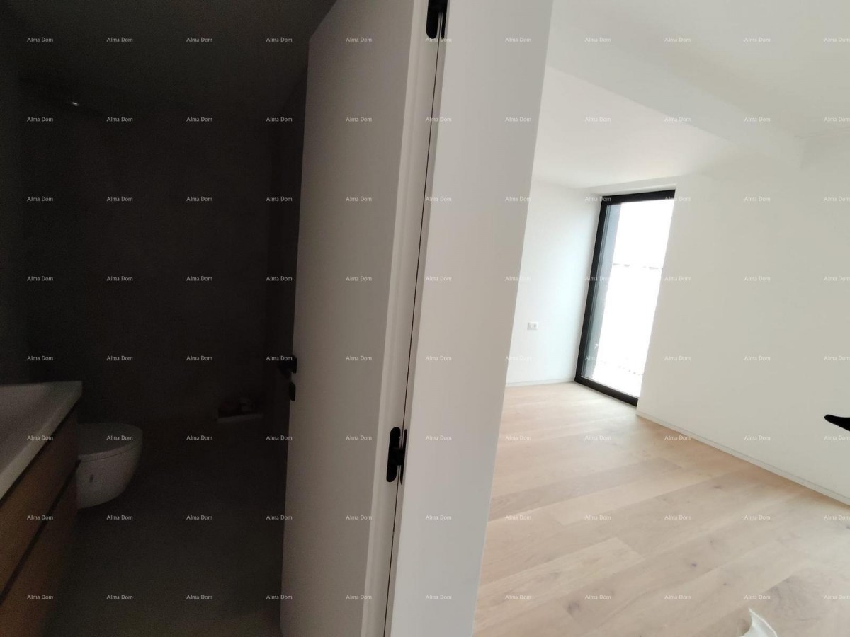 Prodaja stanova u stambeno-poslovnoj zgradi sa pogledom na more, centar Umaga! / S9 12