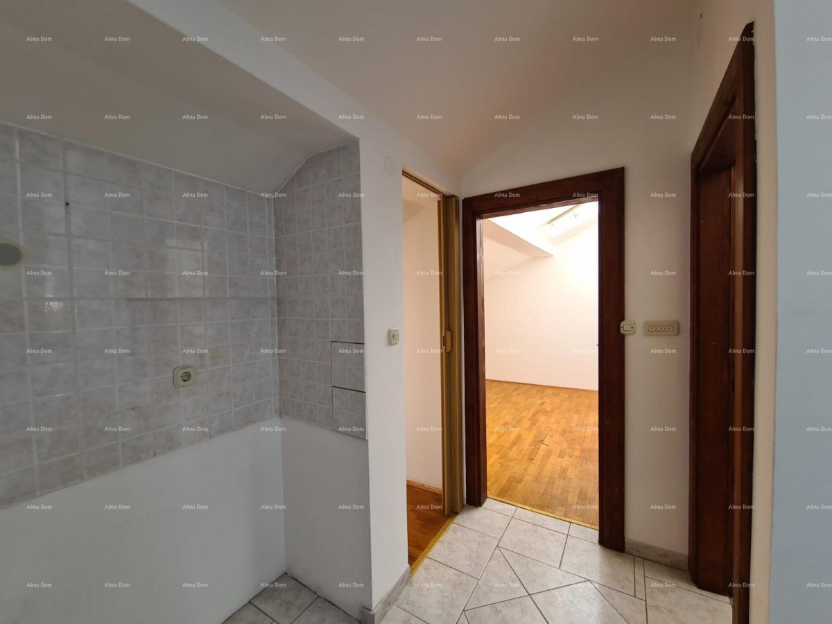 Odlična priložnost! Prodaja stanovanja na vrhunski lokaciji, Medulin! Pet minut lahke hoje do morja in plaž. Neposredna bližina kampa. 10