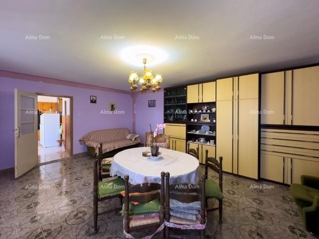 Мы продаем большой отдельно стоящий дом с просторным двором! 10