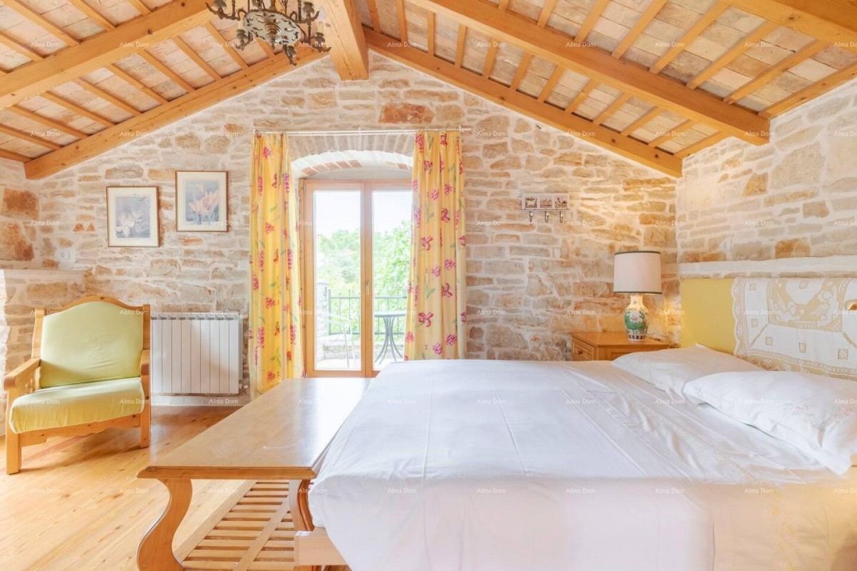 Marčana. Two stone houses with a swimming pool. 20