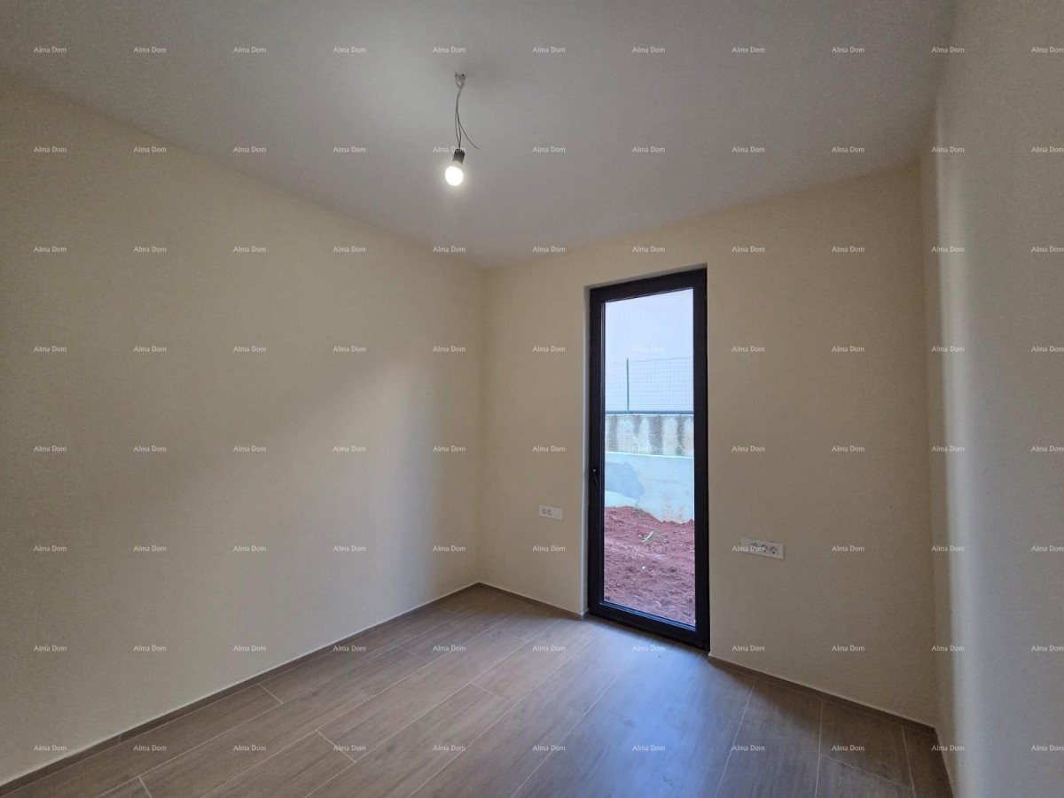 Dvosoban stan z velikim vrtom 100 metrov do obale. 24