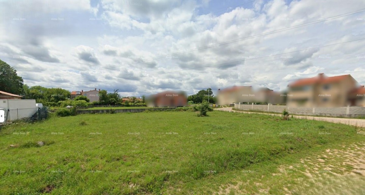 Building Plot in Labin – 1,070 m² with Permit for House and Pool 2