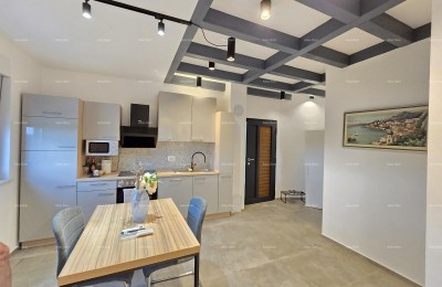Spacious 6-Room Apartment in Pula, Close to the Center and the Sea, Modern Amenities and Security