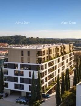 Pula! Edificio residenziale moderno con ascensore, vicino al centro. Appartamento con posto auto. S63 5