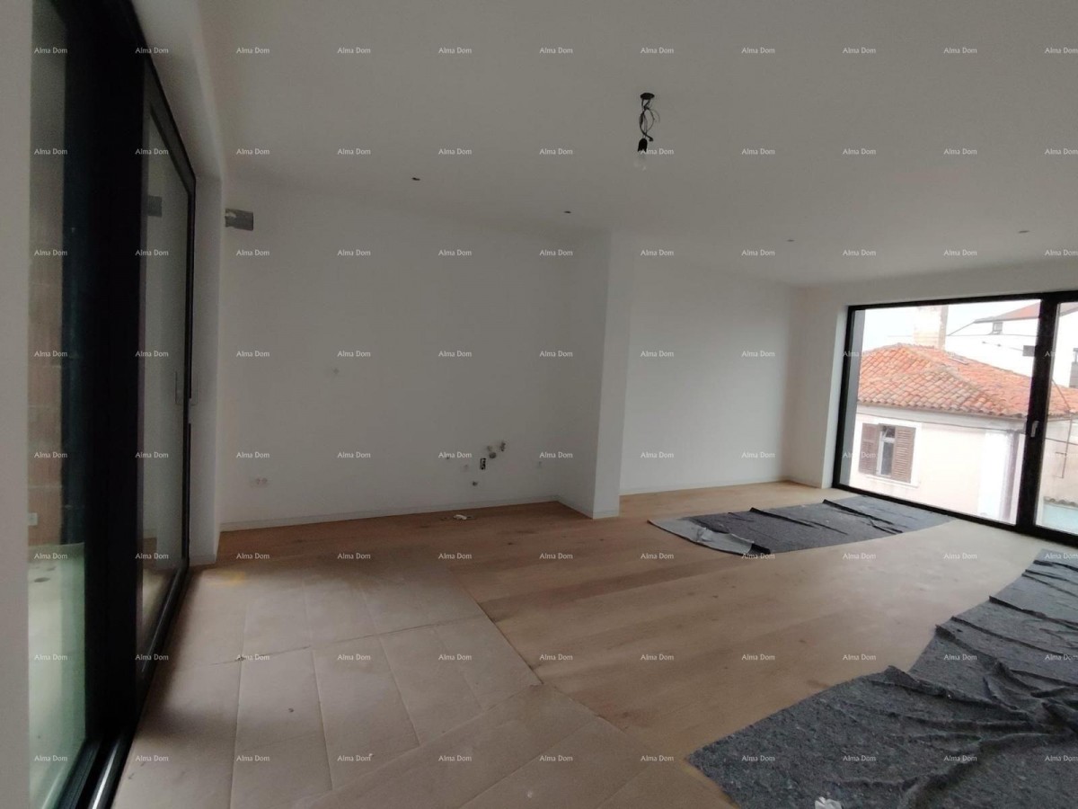 Prodaja stanova u stambeno-poslovnoj zgradi sa pogledom na more, centar Umaga! / S9 8