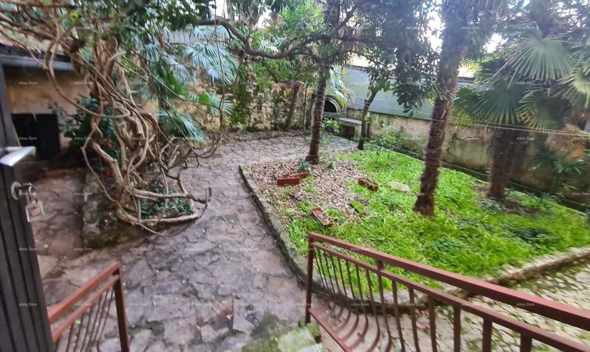 Stan v pritličju s dvoriščem in garažo – center Pule 14